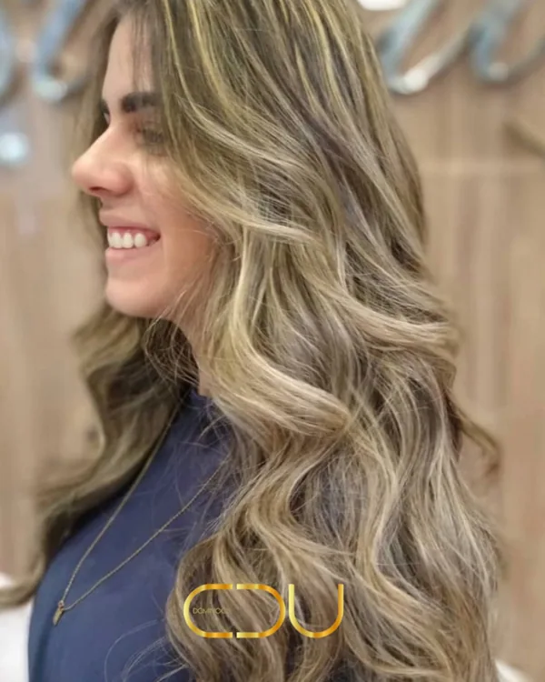 Cabelo loiro iluminado com ondas