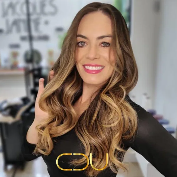 Cabelo castanho iluminado com ondas longas