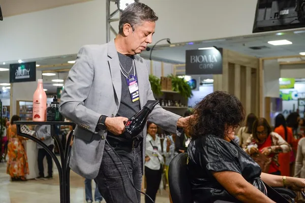 Edu Domingos fazendo demonstração técnica em feira