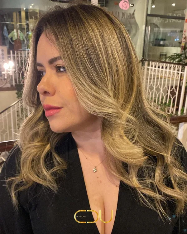 Cabelo loiro com raiz esfumada