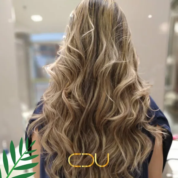 Ondas longas em cabelo loiro dourado