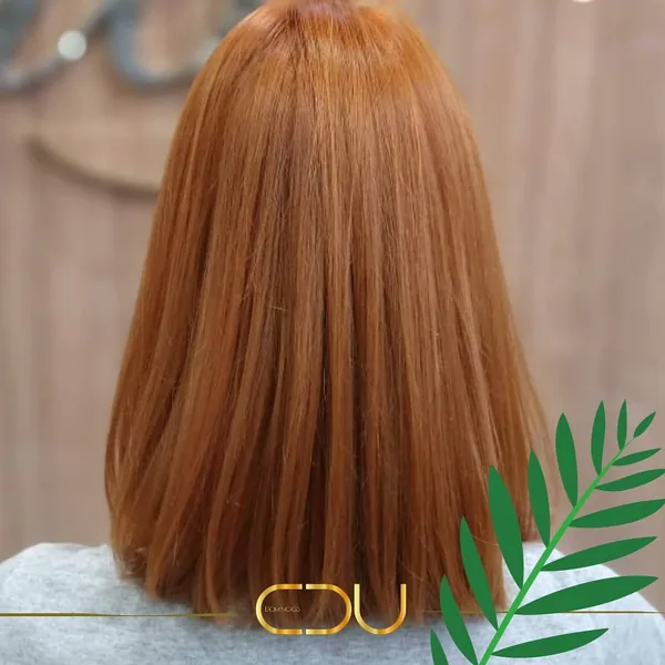 Cabelo cobre acetinado e liso