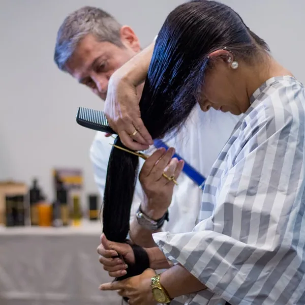 Edu Domingos cortando cabelo longo