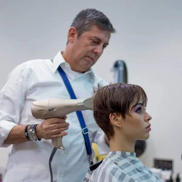 Edu Domingos finalizando um corte curto com secador
