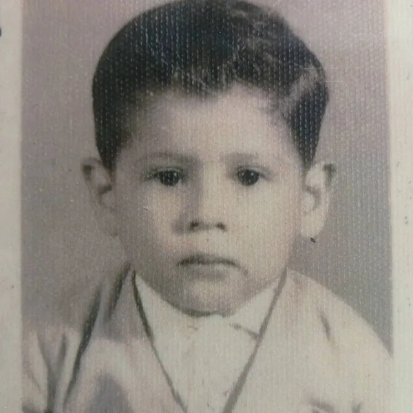 Foto de infância de Edu Domingos, em preto e branco