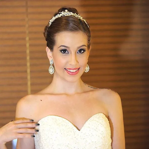 Noiva com coque alto e tiara